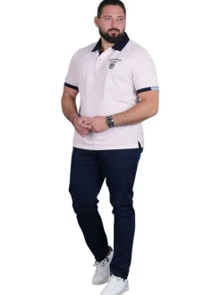 Polo en coton rose en maille piquée avec une coupe droite et un col à revers