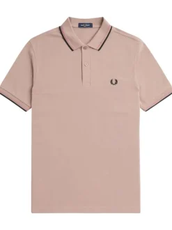 Polo en coton rose uni avec un col à deux boutons roses et une coupe droite