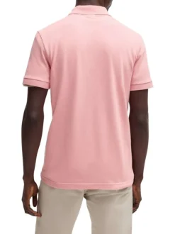 Polo en coton rose uni avec une coupe regular fit et un patch logo à la poitrine