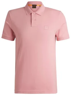 Polo en coton rose uni avec une coupe regular fit et un patch logo à la poitrine