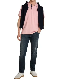 Polo en coton rose uni pourvu d'un col boutonné et de manches courtes