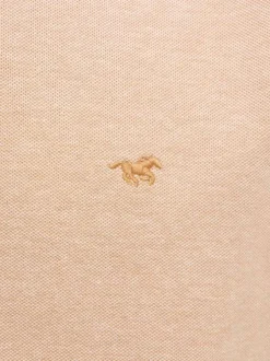 Polo en coton tabac uni pourvu d'un col boutonné et d'une coupe droite