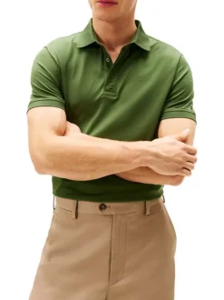 Polo en coton vert avec une coupe ajustée pourvu d'un col boutonné