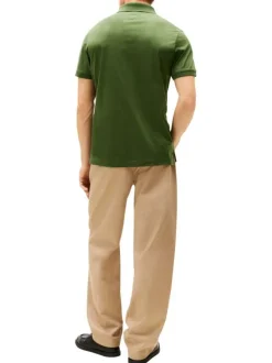 Polo en coton vert avec une coupe ajustée pourvu d'un col boutonné