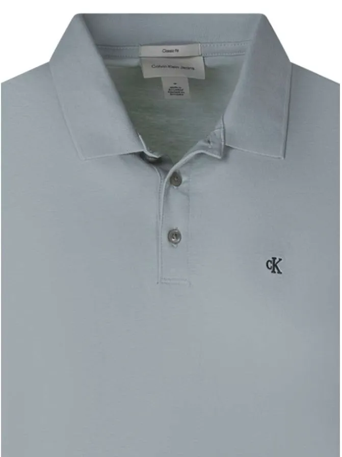 Polo en coton vert d'eau à coupe droite pourvu d'un col boutonné