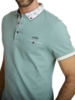 Polo en coton vert d'eau uni avec une coupe ajustée et un col boutonné