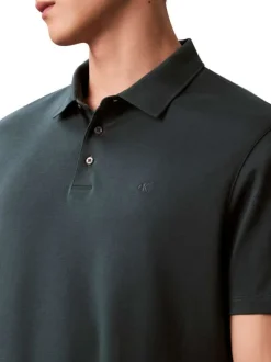 Polo en coton vert sapin uni avec une coupe droite et un col boutonné
