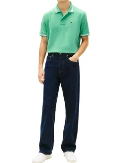 Polo en coton vert uni avec une coupe droite et un col à revers