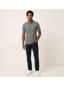 Polo en coton vert uni avec une coupe droite et un col à revers