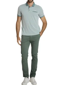 Polo en coton vert uni avec une coupe droite et une poche passepoilée à l'avant
