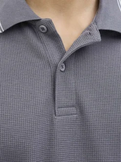 Polo gris Austin en maille piquée à coupe droite avec des manches courtes
