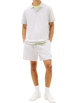 Polo gris uni avec une coupe droite et un col à revers avec boutons