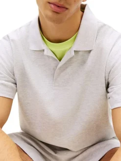 Polo gris uni avec une coupe droite et un col à revers avec boutons