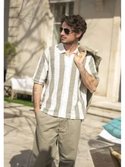 Polo kaki et blanc à coupe droite pourvu d'un col à revers et de manches courtes