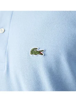 Polo L1212 en piqué de coton bleu ciel coupe droite et col boutonné avec logo brodé