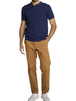 Polo marine à coupe droite pourvu d'un col boutonné et de manches courtes