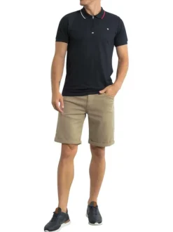 Polo marine en maille piquée avec une coupe droite et un col à revers