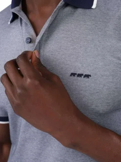 Polo marine uni avec une coupe droite à col à revers et des manches courtes