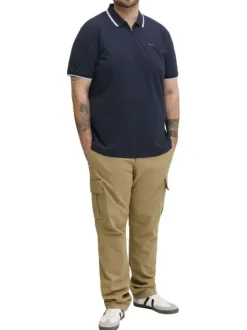 Polo marine uni avec une coupe droite, un col zippé et des manches courtes