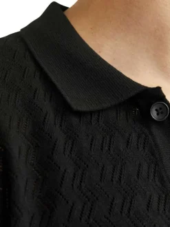 Polo noir à coupe droite pourvu d'un col à revers et de manches courtes