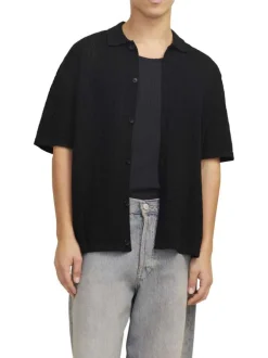 Polo noir à coupe droite pourvu d'un col à revers et de manches courtes