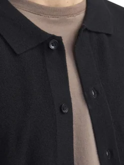 Polo noir uni coupe droite col français et des manches courtes