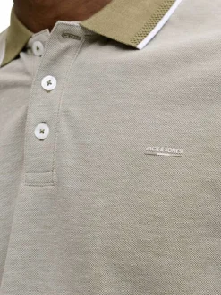 Polo olive uni avec une coupe droite et un col boutonné à manches courtes