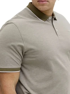 Polo olive uni avec une coupe droite et un col boutonné à manches courtes