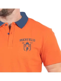 Polo orange en maille jersey avec une coupe droite et un col boutonné
