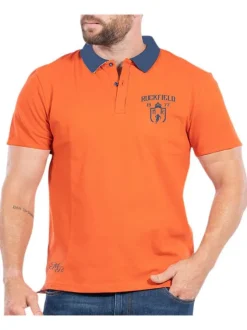 Polo orange en maille jersey avec une coupe droite et un col boutonné