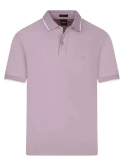 Polo rose uni avec une coupe droite et un col à revers avec des boutons