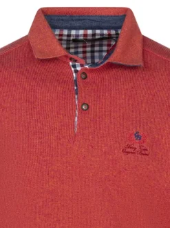 Polo rouge uni avec un coupe droite et un col à rabats avec boutons