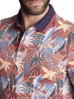 Polo rouille à imprimé fleurs bleues et jaunes avec une coupe droite