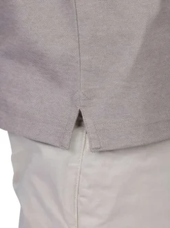 Polo taupe à coupe droite pourvu d'un col boutonné et de manches courtes