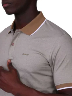 Polo taupe à coupe droite pourvu d'un col boutonné et de manches courtes