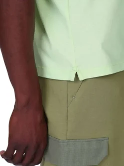 Polo vert à coupe droite pourvu d'un col à revers et de manches courtes