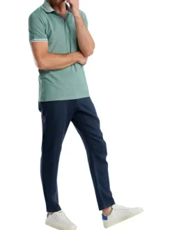 Polo vert uni pourvu de manches courtes et d'un col boutonné