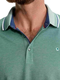 Polo vert uni pourvu de manches courtes et d'un col boutonné