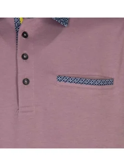 Polo violet uni à col boutonné avec une poche à l'avant et des manches courtes