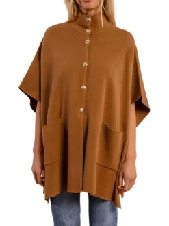 Poncho camel en maille fine avec des boutons dorés et 2 poches plaquées
