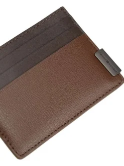 Porte-cartes en cuir marron aspect grainé pourvu d'une plaque embossée