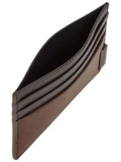 Porte-cartes en cuir marron aspect grainé pourvu d'une plaque embossée