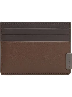 Porte-cartes en cuir marron aspect grainé pourvu d'une plaque embossée