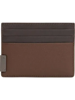 Porte-cartes en cuir marron aspect grainé pourvu d'une plaque embossée