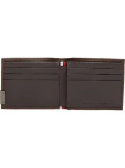 Portefeuille en cuir marron aspect grainé pourvu d'une plaque embossée
