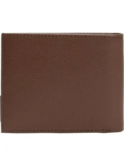 Portefeuille en cuir marron aspect grainé pourvu d'une plaque embossée