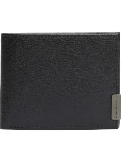 Portefeuille en cuir noir aspect grainé pourvu d'une plaque embossée