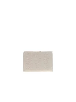 Portefeuille beige uni avec un logo embossé à l'avant et un bouton-pression
