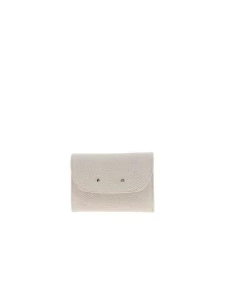 Portefeuille beige uni avec un logo embossé à l'avant et un bouton-pression