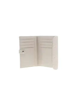 Portefeuille beige uni avec un logo embossé à l'avant et un bouton-pression